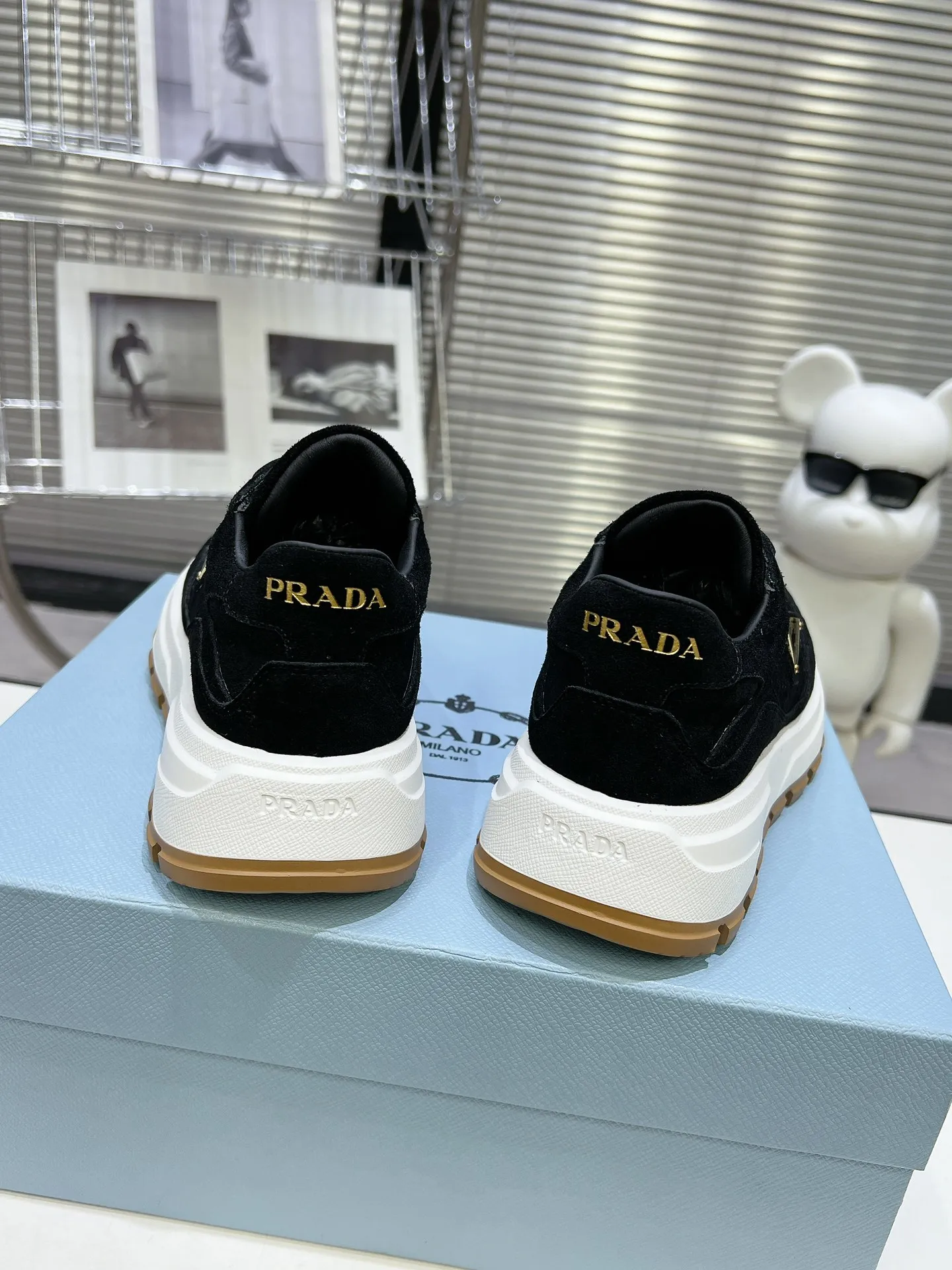 👟👟Ex-factory price 580👟👟 PRADA ²⁰²4 𝐬𝐬Prada’s new product comes with strength! ❣️Many Internet celebrities have the same style, fashionable and versatile nice items, original shoes are developed and purchased from Italian counters, and are reproduced 1:1 according to the original taste. This year’s theme is not to be defined, embodying texture through simplicity💛From thick-soled sneakers to zigzag short boots to 2024 flat shoes, everything reveals a sure-fire momentum...combining gentleness and handsomeness, the finishing touch for women❤️ The top-grade open-edge beaded cowhide with imported cowhide triangle logo is consistent with the original version, the wear-resistant and ultra-light two-color outsole, and the sheepskin lining are breathable and comfortable. ⚛Size: Women's 34-40 ⚛Size: Men's 39-45 Original packaging accessories. ⚛